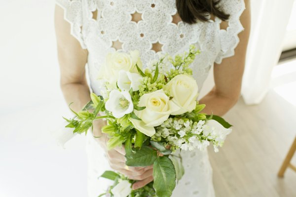 Quels villages pittoresques en Bretagne offrent des cours de broderie bretonne et des excursions en mer?